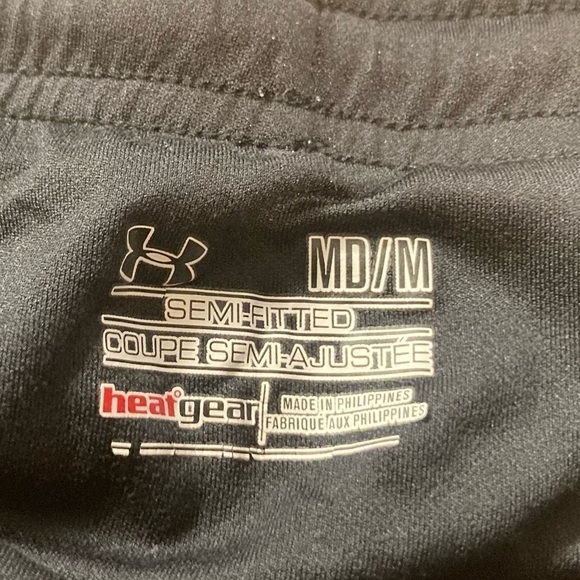 Under Armour heat gear semi fitted shorts in size medium - Picture 4 of 4